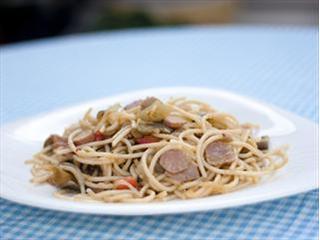 Espaguetis con Verduras y Salchichas